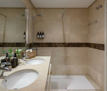 Luxury Flat for rent in Benahavís, Spain - Photo 3