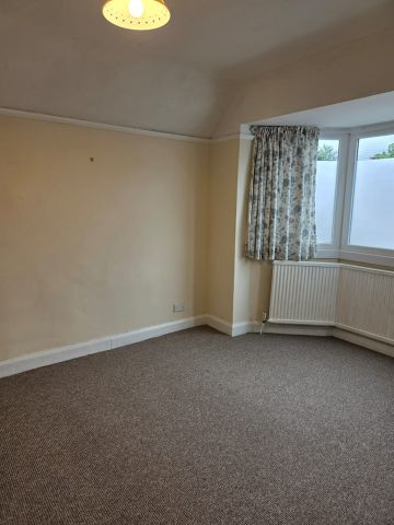 4 Bed Semi-Detached House, Birmingham, B14 - Photo 2