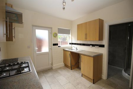 3 Bedroom Terraced House for Rent - Photo 2