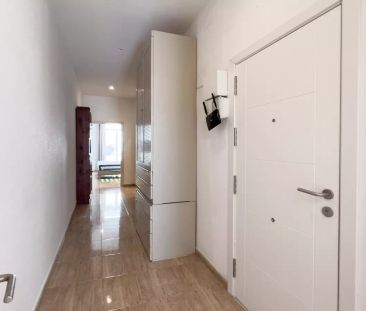 Bright 2-bedroom apartment with balcony and AC for rent in Ciutat Vella - Photo 1