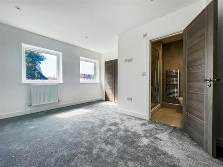 4 bedroom semi-detached house to rent - Photo 4