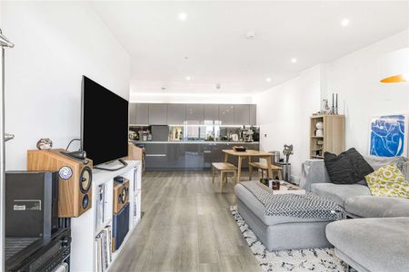 Beautifully presented, three bedroom apartment with outside space. - Photo 2