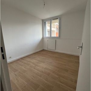 T4 en triplex de 93m² sur la place des géants à Grenoble - Photo 2