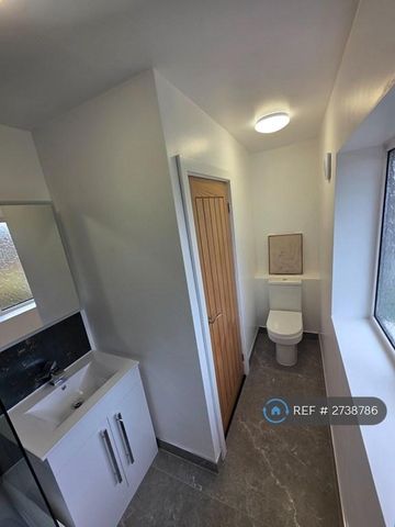 3 bedroom semi-detached house to rent - Photo 5