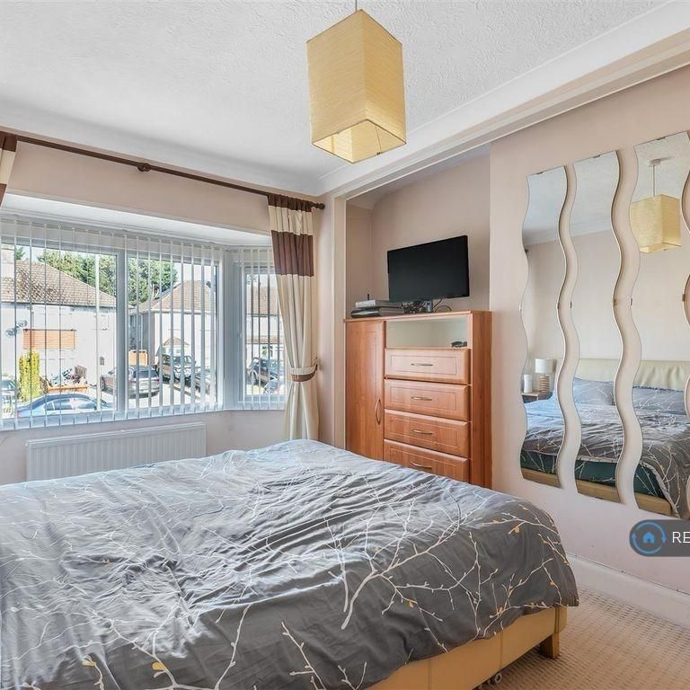 4 bedroom semi-detached house to rent - Photo 1