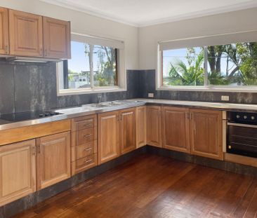 Amazing Location - Only 500m to James Street & 700m to Burleigh Beach - Photo 5