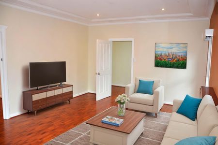 Spacious & Modern Family Home - Walk to Train Stations! - Photo 5