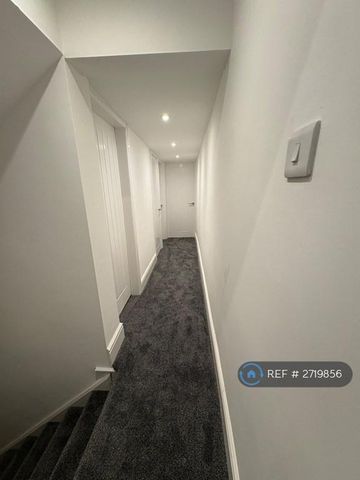 4 bedroom end of terrace house to rent - Photo 4