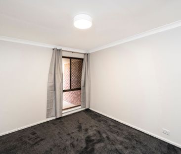 Modern Villa in Prime Location – Walk to the Foreshore! - Photo 1