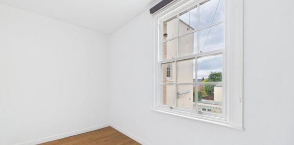 1 bedroom Flat To Let - Photo 2