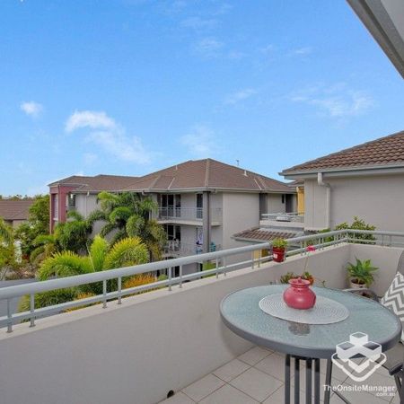 2-Bedroom Apartment in Prime Location â Top Floor with Stunning Views and Excellent Airflow! - Photo 2