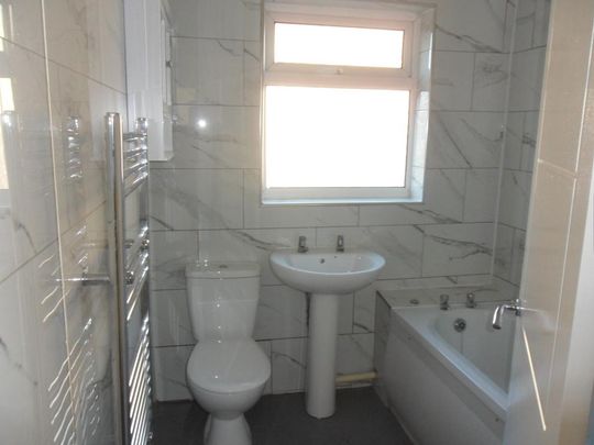 3 bedroom end of terrace house to rent - Photo 1