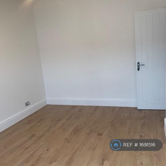 1 bedroom in a flat share to rent - Photo 1