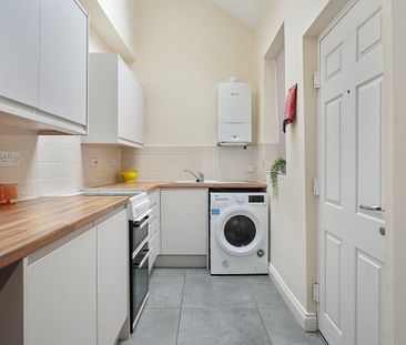 4 bedroom property with 2 bathrooms - Photo 3