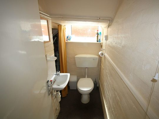 End of terrace house to rent on - Photo 1