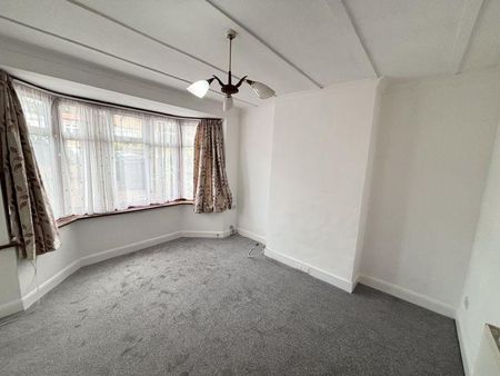 4 bedroom semi-detached house to rent - Photo 3
