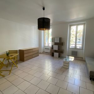 GRAND STUDIO MEUBLE DE 32.50 M² AU CENTRE VILLE - Photo 2