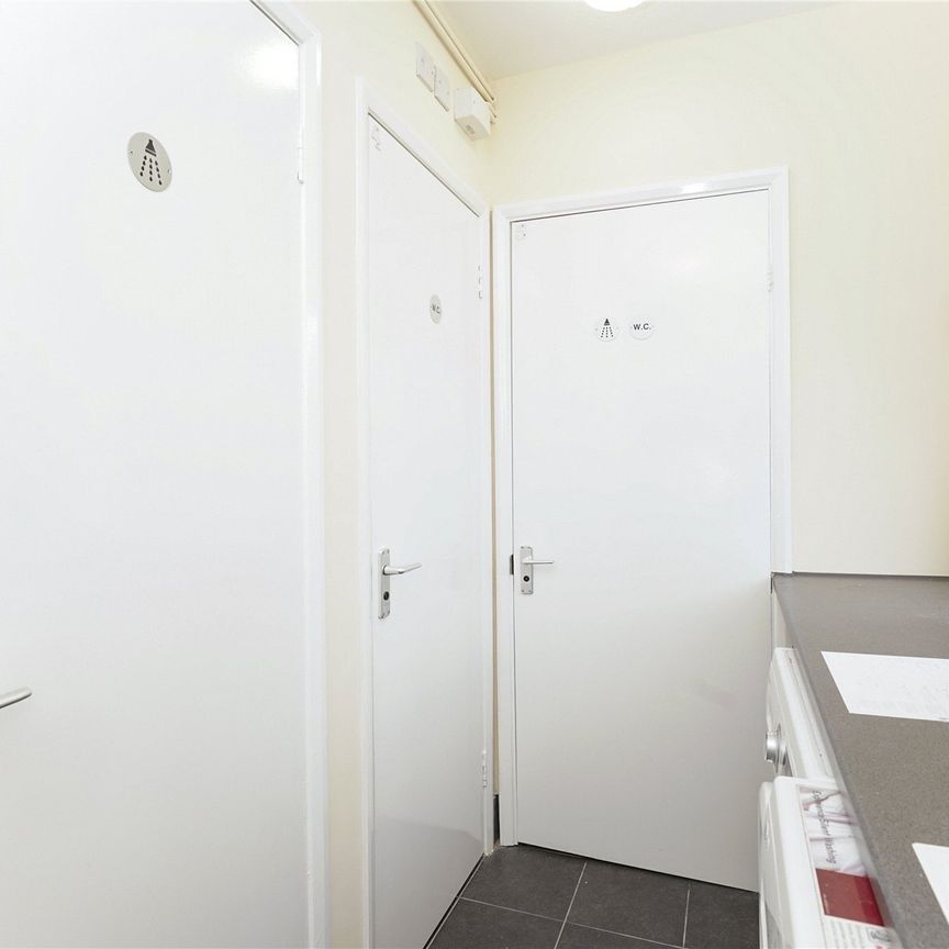 Room 8, 5a Church Street, Esher, Surrey, KT10 flat to rent - Photo 1
