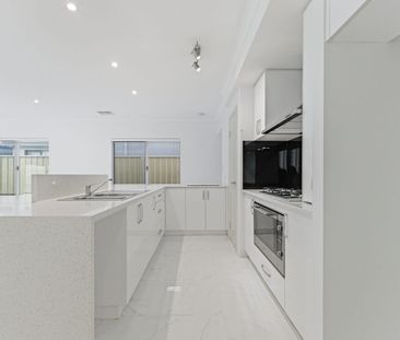 Modern townhouse near it all! - Photo 5