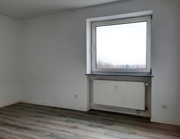 Frisch renovierte Erdgeschosswohnung mit 3 Zimmern und Balkon in ruhiger Lage - Photo 1