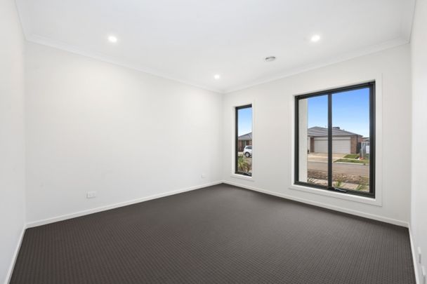 4 BEDROOM FAMILY HOME IN BOTANICA ESTATE - Photo 1