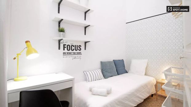 Room in a shared 8-bedroom apartment for rent in Vila de Gràcia, professionals and students only - Photo 1