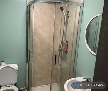 1 bedroom in a flat share to rent - Photo 1