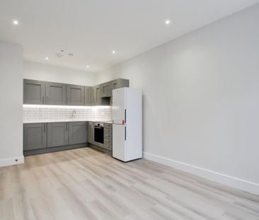 1 bed flat to rent in Station Road, Egham, TW20 - Photo 6