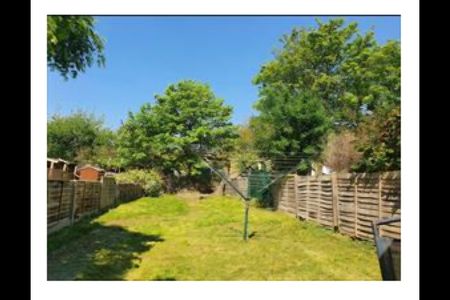 3 Bed Terraced House, Whites Avenue, IG2 - Photo 2