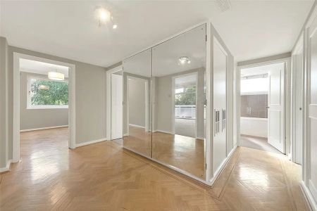 4 bedroom flat in 6 Melbury Road - Photo 3