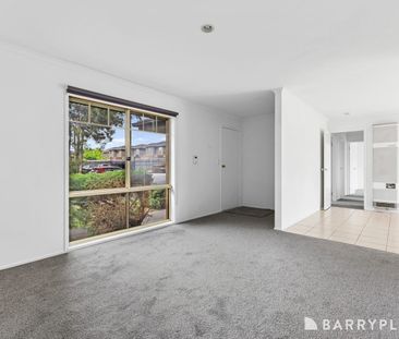 Freshly Updated Family Home in Prime Kilsyth Location - Photo 6