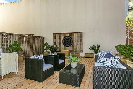 Handy Inner-City One Bedroom Apartment with Private Access to Large "Exclusive Use" Courtyard - Photo 5