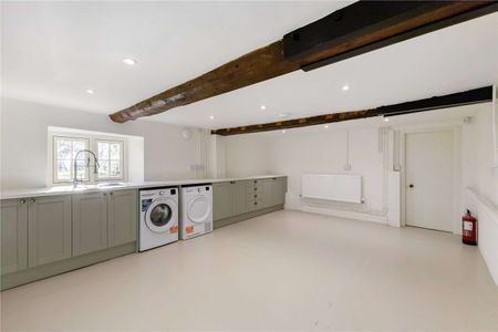 An exceptional and beautifully restored, Grade II listed, five bedroom Manor House. - Photo 2