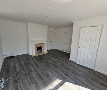 3 Bedroom Mid Terraced House - Photo 2