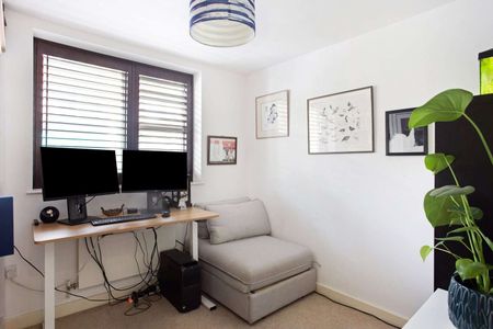 Well-located contemporary art deco style two bed apartment with secure garage space - Photo 4