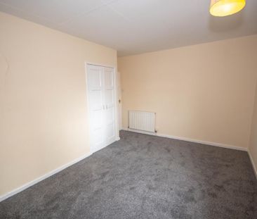 3 bedroom end of terrace house to rent - Photo 2