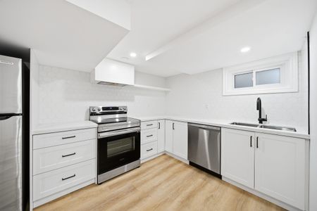 For Lease - 6 Corbett Crescent, Aurora, Ontario - Photo 2