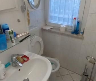 2-Raum-Wohnung // Balkon und Fahrstuhl // 2.OG // teilmöbliert - Photo 1