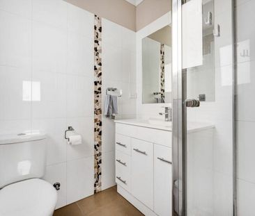 LIGHT, BRIGHT AND GREAT LOCATION - Photo 6