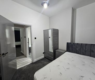 2 Bed Flat, Dickenson Road, M14 - Photo 4