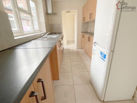 2 Bedroom Mid Terraced House - Photo 4