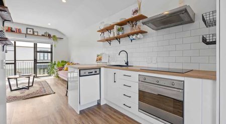 ALBANY - One Bedroom Apartment Opposite Pinehurst School! - Photo 3