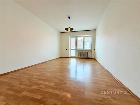 Slunný byt 2+1 s lodžií a zahradou v centru Hodonína - Photo 2