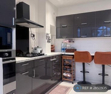 3 bedroom end of terrace house to rent - Photo 4