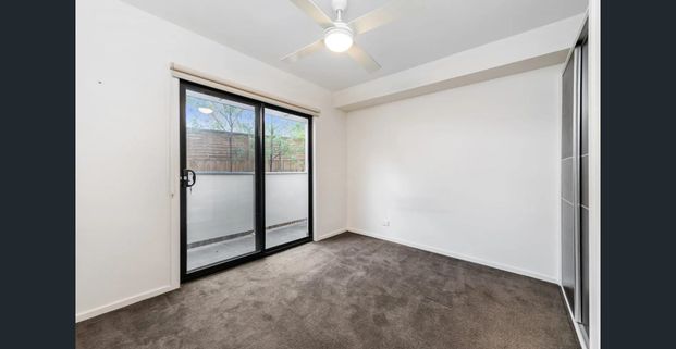 Spacious Two‑Storey Low‑Density Apartment with Private Courtyard – Prime Location Near Transport & Amenities, Long - Photo 1