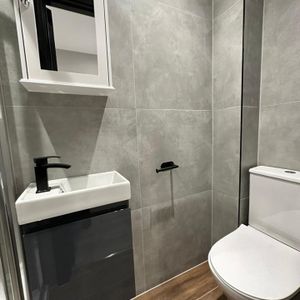 Studio Flat, High Street, W3 - Photo 3