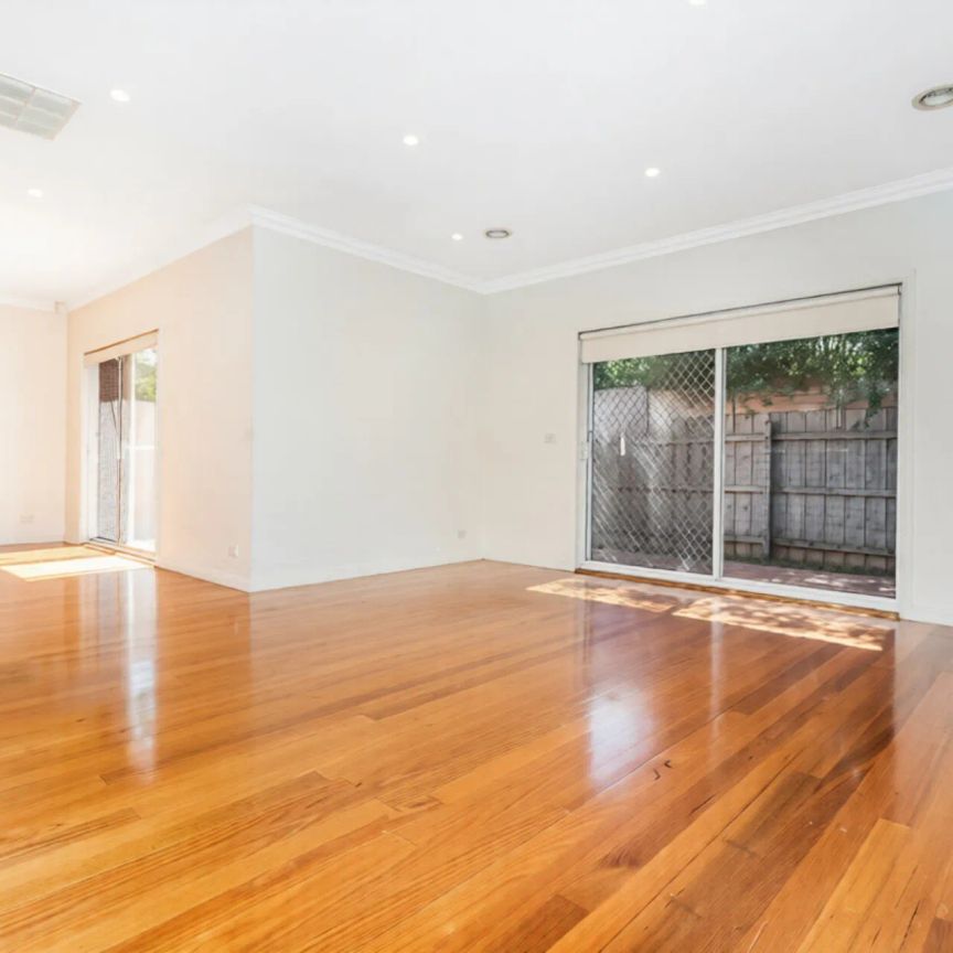 Spacious & Peacefully Positioned Villa in Prime Hadfield Location - Photo 1