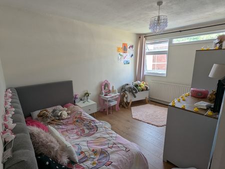 Madeira Close, West Byfleet, Surrey, KT14 - Photo 5