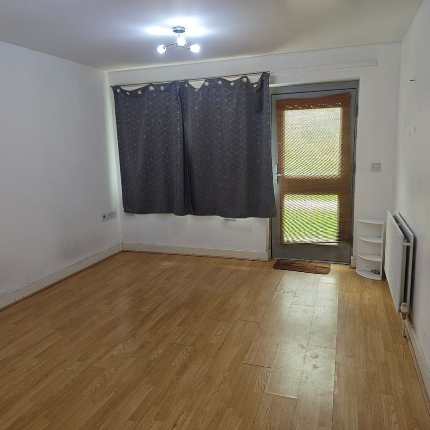 1 Bed Flat, Lower Addiscombe Road, CR0 - Photo 1