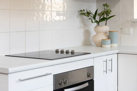 3 Bedroom house Redcliffe Contact Julie Sykes 0438 050 110 6 month lease offered - Photo 2